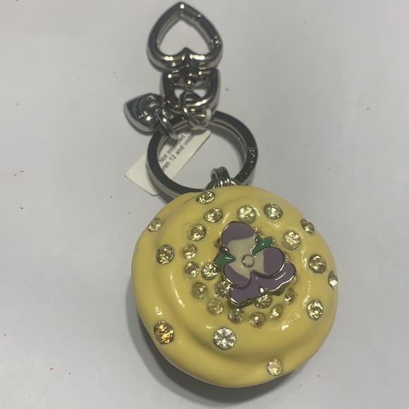 JUICY COUTURE CUPCAKE KEYCHAIN YELLOW SILVER NEW - Picture 16 of 16
